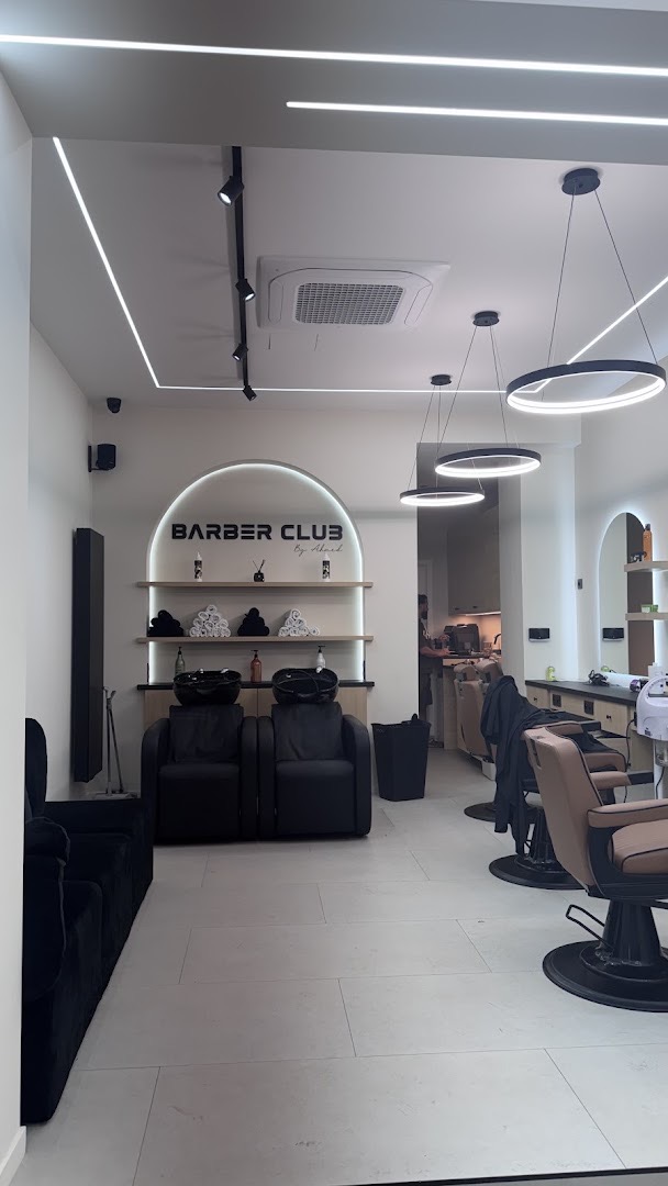 Allée du salon avec les postes de coupe et les anneaux lumineux